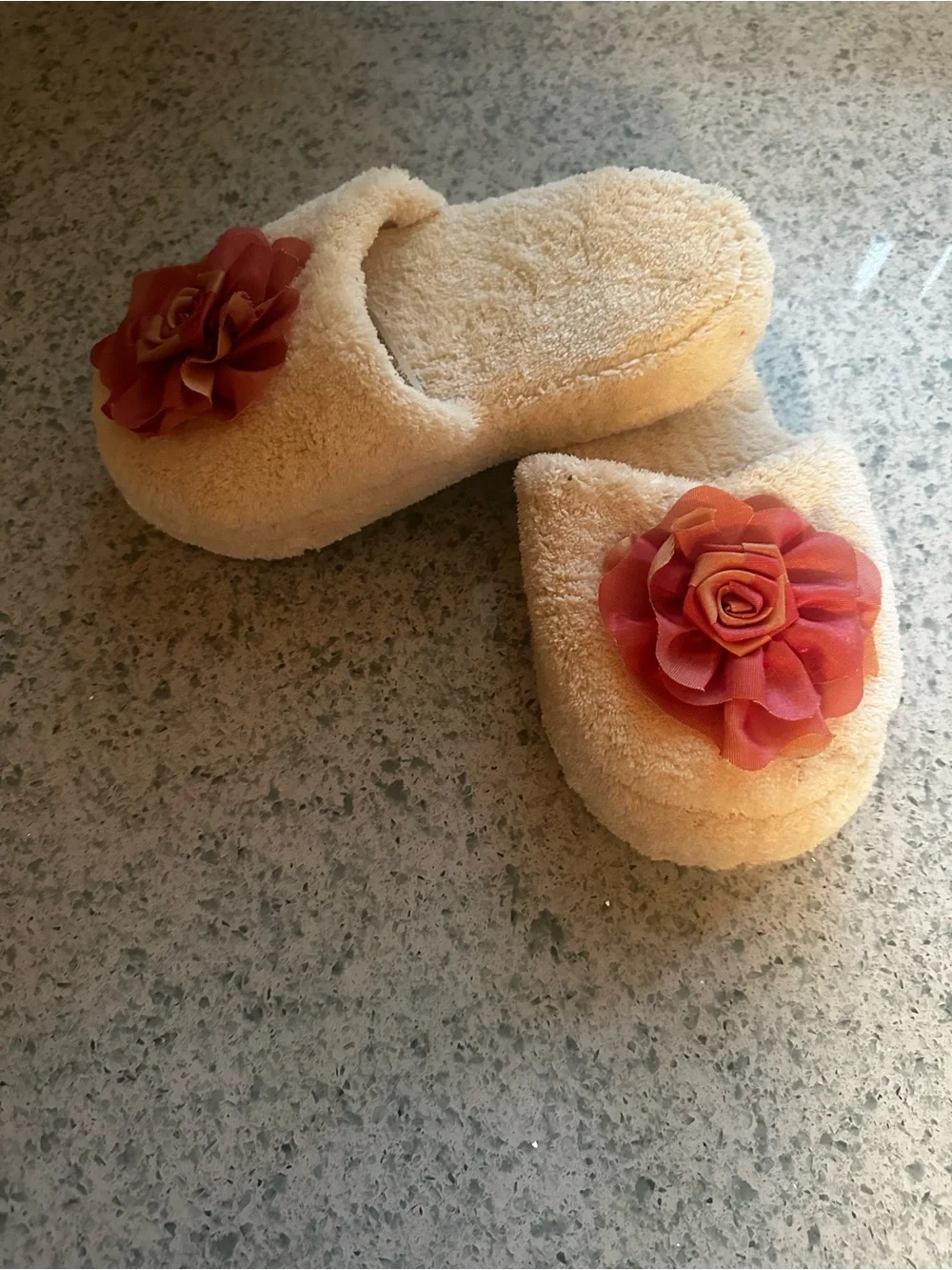 Plush Cream Women’s Spa Slippers with Coral Flower Accent size 6-7